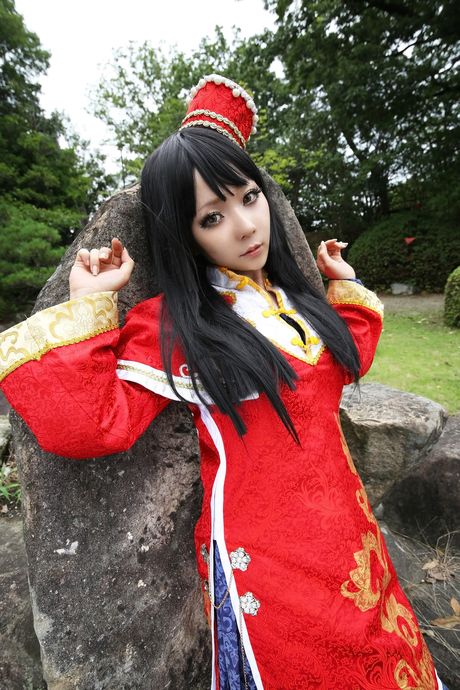 Asiatisk pige Higurashi Rin viser sin store røv og poserer udendørs med en hat