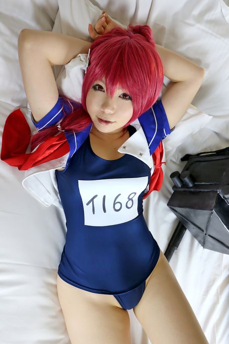Asian girl Higurashi Rin displays her large boobs and poses in a swimsuit