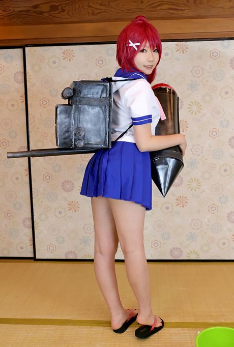 Asian girl Higurashi Rin displays her large boobs and poses in a swimsuit