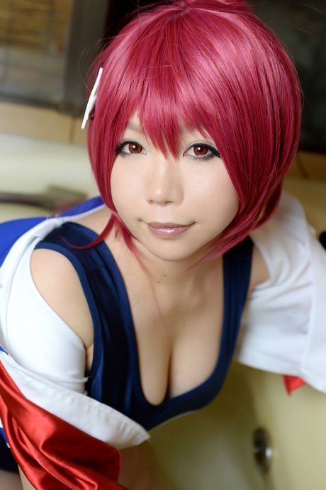 Asian girl Higurashi Rin displays her large boobs and poses in a swimsuit