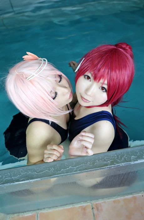 Den asiatiske covergirl Higurashi Rin og hendes kæreste nøgner sig i en pool