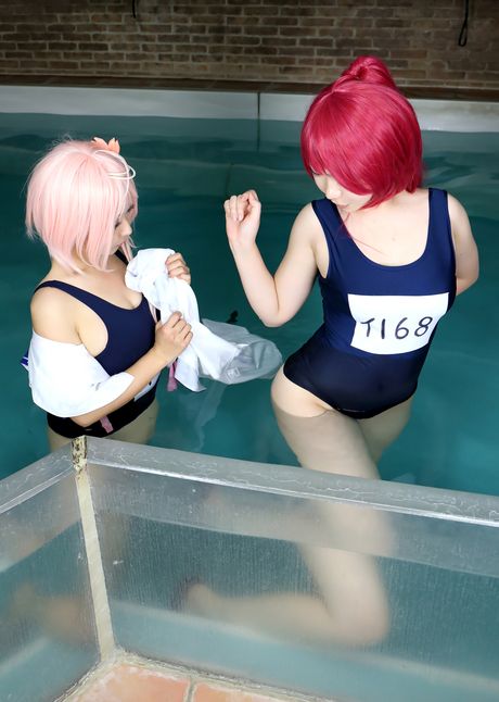 Den asiatiske covergirl Higurashi Rin og hendes kæreste nøgner sig i en pool