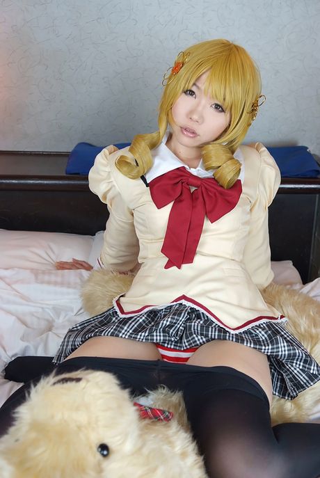 Blond japansk søde Higurashi Rin demonstrerer sin store røv og poserer i strømpebukser