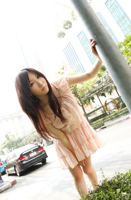 亞洲女孩 Mina Mashiro 穿著高跟鞋在沙發上裸體