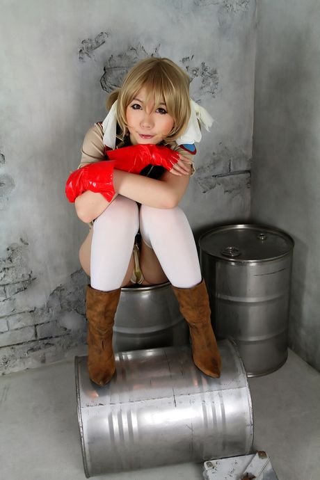 Asiatisk teenager Higurashi Rin viser sin perfekte røv frem og poserer i hvide strømper