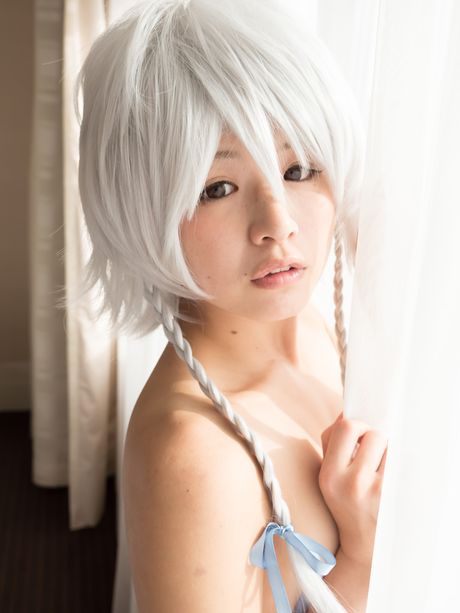 Asiatisk teenager Ito Mao fremhæver sine små bryster og skaldede fisse i hvide strømper