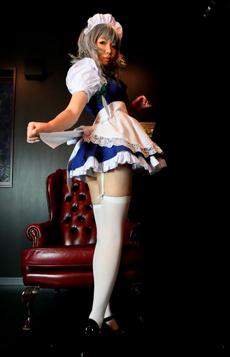 アジア人メイドの日暮りんがセクシーなお尻を披露し、白いストッキングでポーズをとる