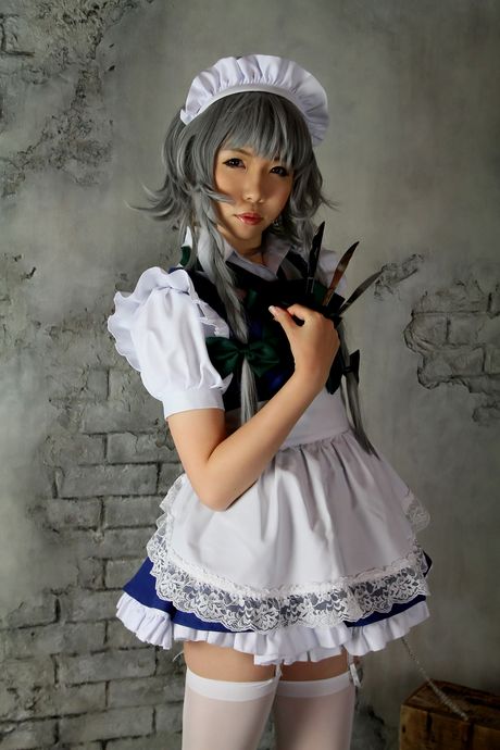 アジア人メイドの日暮りんがセクシーなお尻を披露し、白いストッキングでポーズをとる