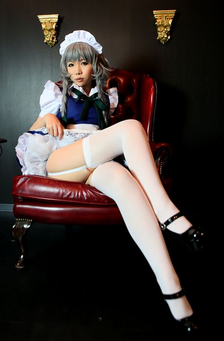 アジア人メイドの日暮りんがセクシーなお尻を披露し、白いストッキングでポーズをとる