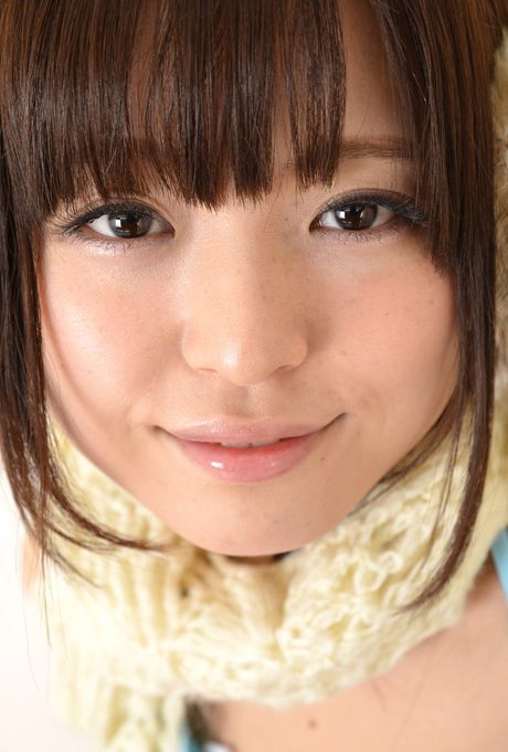 Asiatisk søde Yua Koramochi tager sin bikini af og viser sine enorme bryster frem