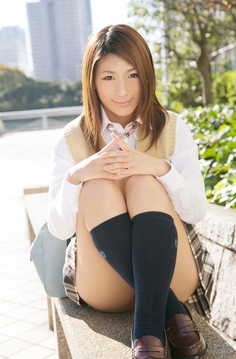 亞洲美女星野奈美 (Nami Hoshino) 露出小胸，獨自擺姿勢