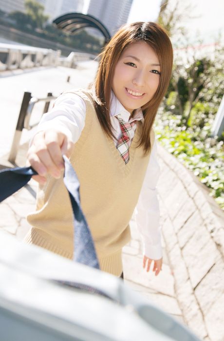 亞洲美女星野奈美 (Nami Hoshino) 露出小胸，獨自擺姿勢