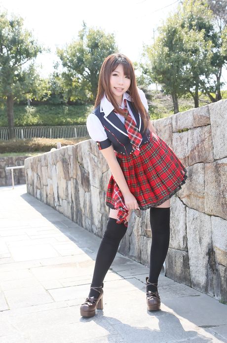 Skolepigen Higurashi Rin præsenterer sin sexede røv og spreder sin fisse