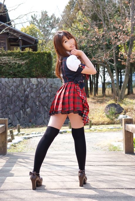 Skolepigen Higurashi Rin præsenterer sin sexede røv og spreder sin fisse