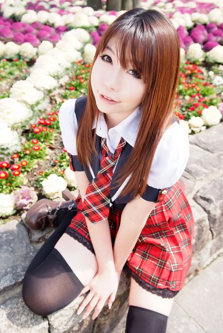 Skolepigen Higurashi Rin præsenterer sin sexede røv og spreder sin fisse