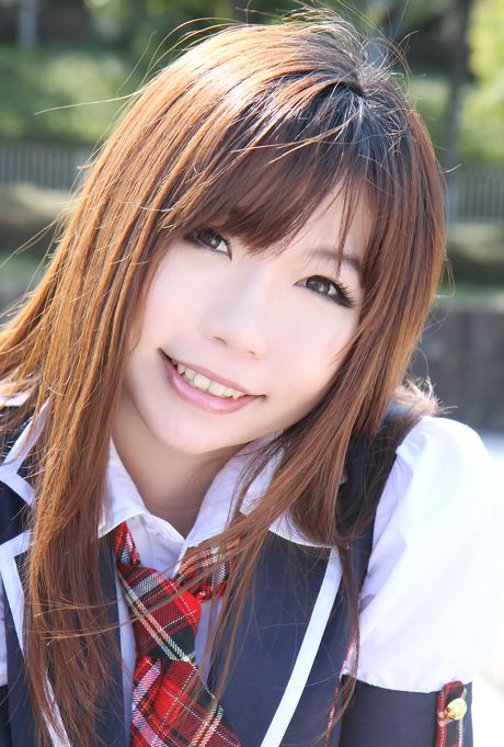 Skolepigen Higurashi Rin præsenterer sin sexede røv og spreder sin fisse