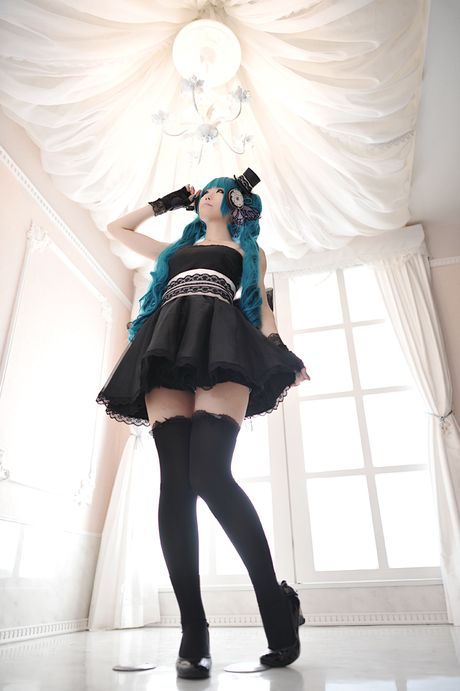 アジアの美女ハルカが仮面舞踏会で黒いドレスと手袋を披露