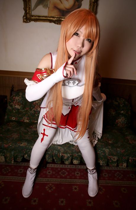 Hun klæder sig ud og poserer i hvide strømper og handsker