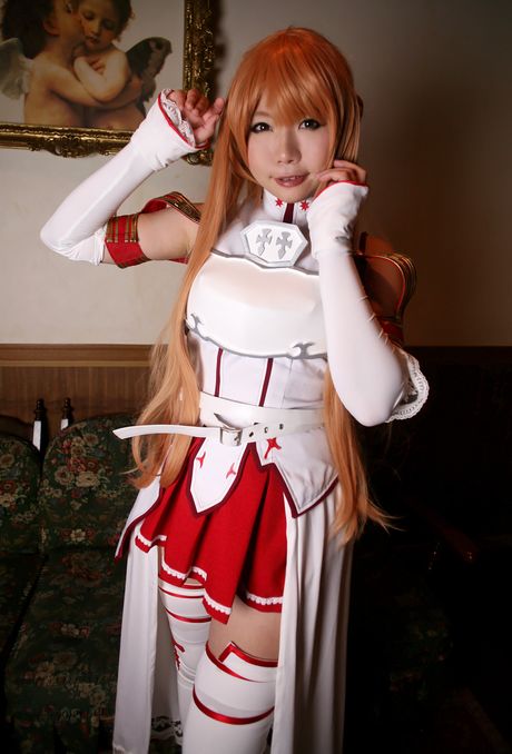 Hun klæder sig ud og poserer i hvide strømper og handsker