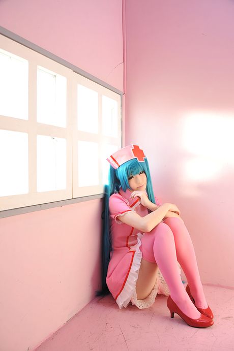 素晴らしいアジア人看護師はるかが制服を脱ぎ、ピンクのストッキングでポーズをとる