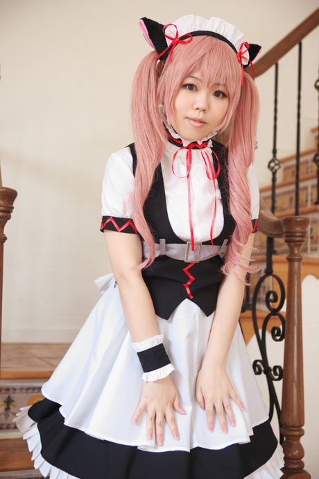 粉紅色頭髮的 Soraimo 穿著性感的衣服展示她驚人的身材和姿勢