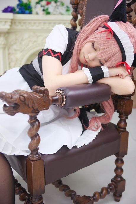 Pinkhårede Soraimo viser sine fantastiske poseringer og stillinger i et sexet outfit