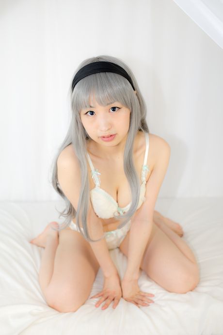 亞洲女孩 Nakano Hikari 炫耀她的大胸脯，並獨自擺姿勢