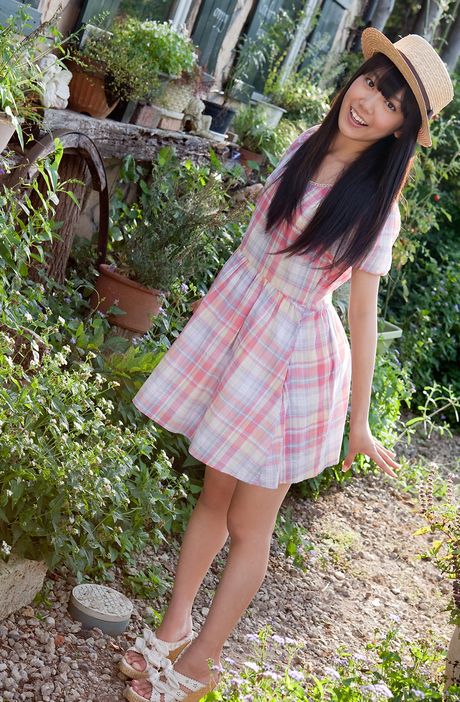 アジア人の女の子、西野小春が日よけ帽をかぶって毛布の上で裸になる