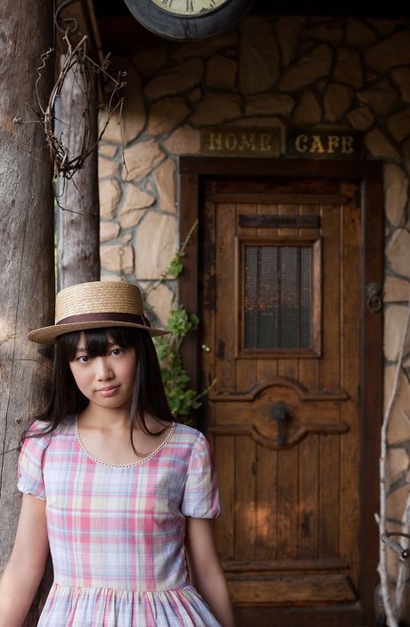 アジア人の女の子、西野小春が日よけ帽をかぶって毛布の上で裸になる