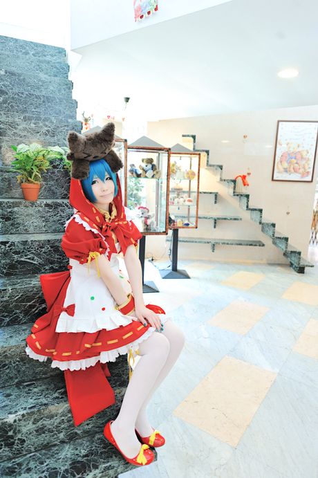 Cute cosplayer Haruka shows her teeny tits and her trimmed pussy outdoors