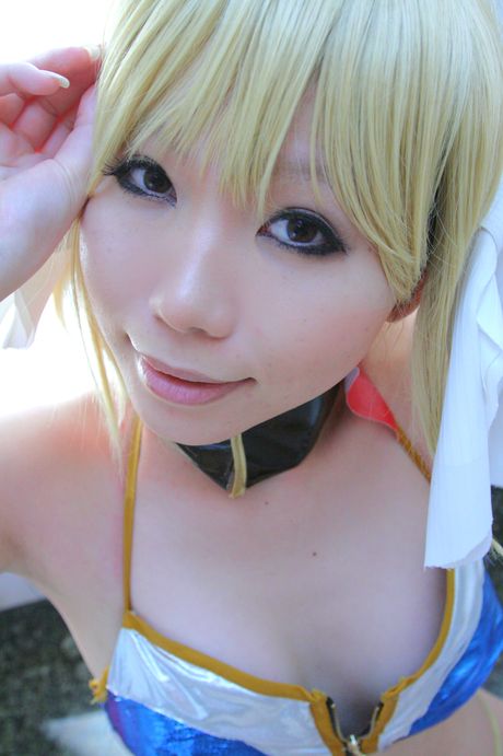 Blonde japanese girl Higurashi Rin reveals her nice tits and ass in a solo