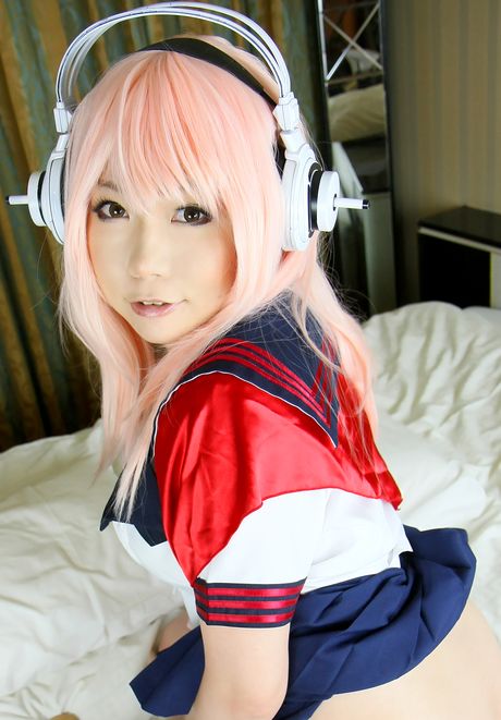 Asiatisk skønhed Higurashi Rin demonstrerer sin lyserøde fisse i en skoleuniform