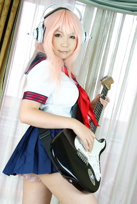 Asiatisk skønhed Higurashi Rin demonstrerer sin lyserøde fisse i en skoleuniform