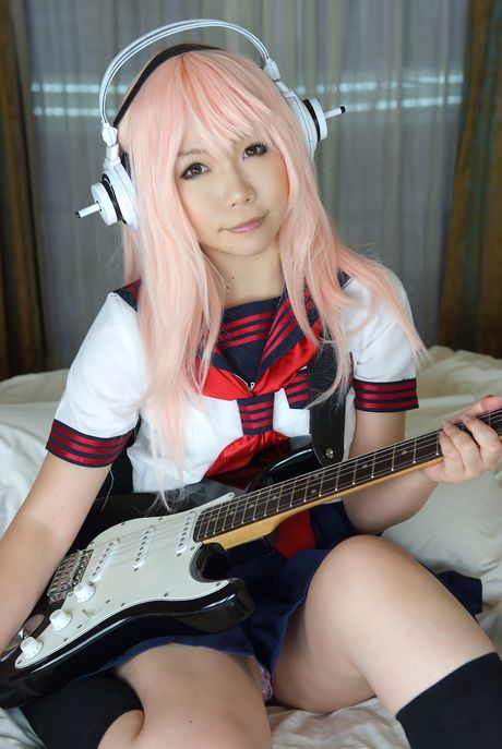 Asiatisk skønhed Higurashi Rin demonstrerer sin lyserøde fisse i en skoleuniform