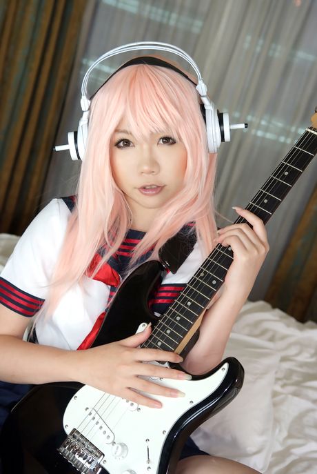 Asiatisk skønhed Higurashi Rin demonstrerer sin lyserøde fisse i en skoleuniform