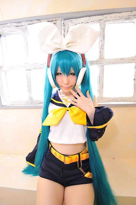 可愛いコスプレ少女はるかが小さな胸と毛のないオマンコを披露