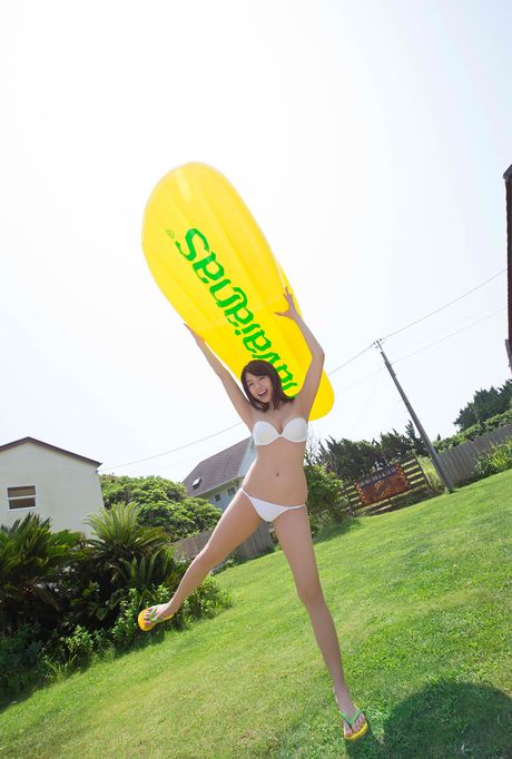 アジア人の女の子、中村静香が野原で毛布の上で裸になる