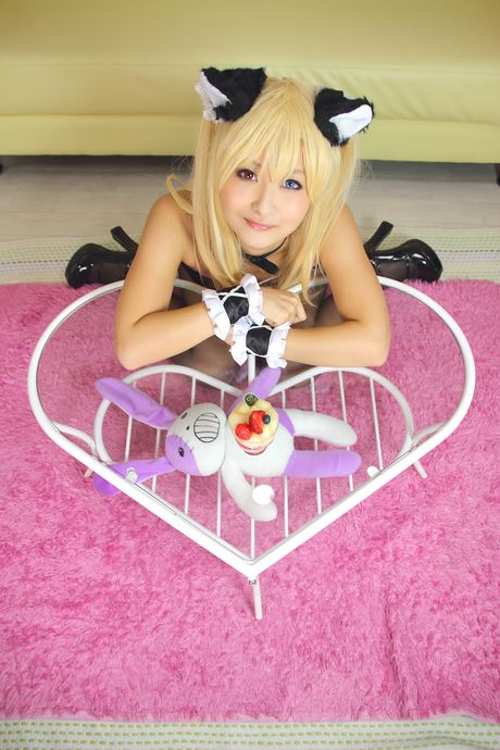 亞洲女孩 Kyuru 展示她的小胸部並穿著女僕裝擺姿勢