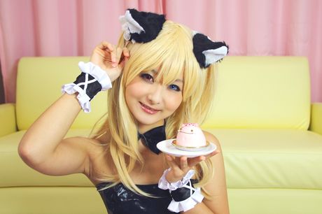 亞洲女孩 Kyuru 展示她的小胸部並穿著女僕裝擺姿勢