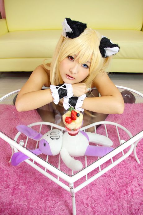 亞洲女孩 Kyuru 展示她的小胸部並穿著女僕裝擺姿勢