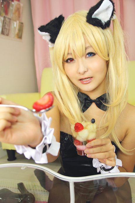 亞洲女孩 Kyuru 展示她的小胸部並穿著女僕裝擺姿勢