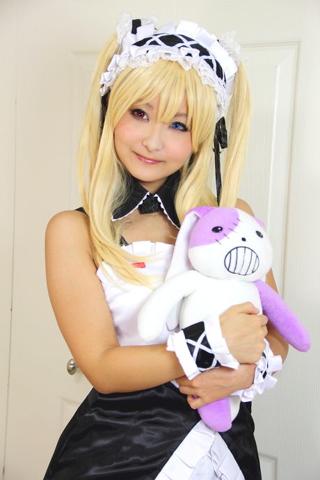 亞洲女孩 Kyuru 展示她的小胸部並穿著女僕裝擺姿勢