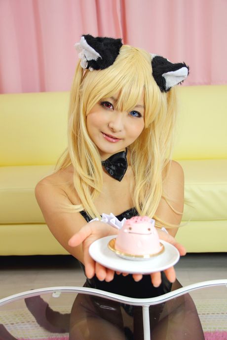 亞洲女孩 Kyuru 展示她的小胸部並穿著女僕裝擺姿勢