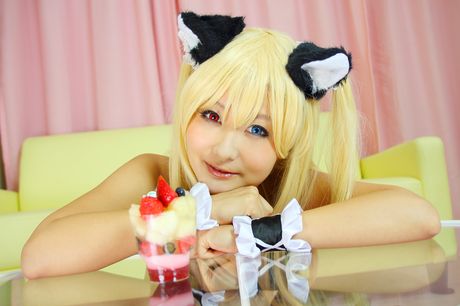 亞洲女孩 Kyuru 展示她的小胸部並穿著女僕裝擺姿勢