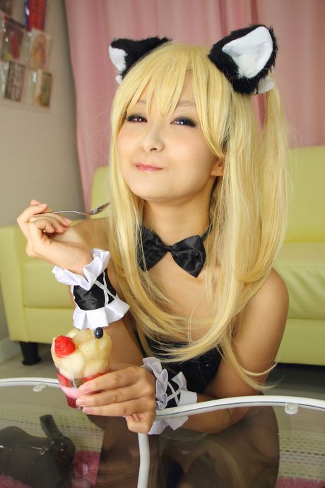 亞洲女孩 Kyuru 展示她的小胸部並穿著女僕裝擺姿勢