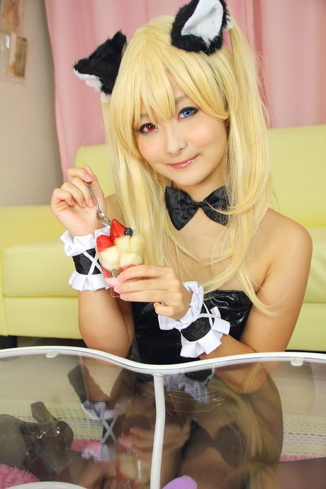 亞洲女孩 Kyuru 展示她的小胸部並穿著女僕裝擺姿勢