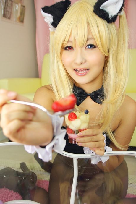 亞洲女孩 Kyuru 展示她的小胸部並穿著女僕裝擺姿勢