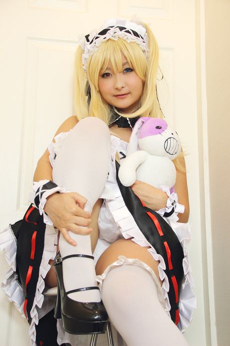 亞洲女孩 Kyuru 展示她的小胸部並穿著女僕裝擺姿勢