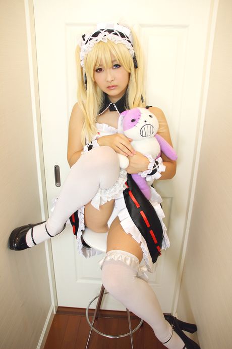 亞洲女孩 Kyuru 展示她的小胸部並穿著女僕裝擺姿勢