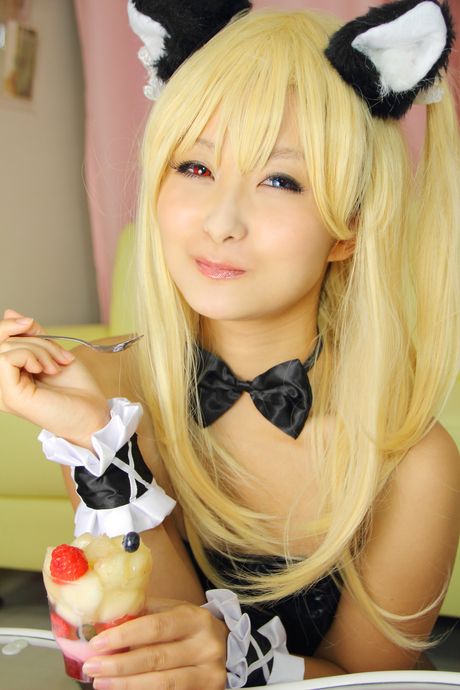 亞洲女孩 Kyuru 展示她的小胸部並穿著女僕裝擺姿勢